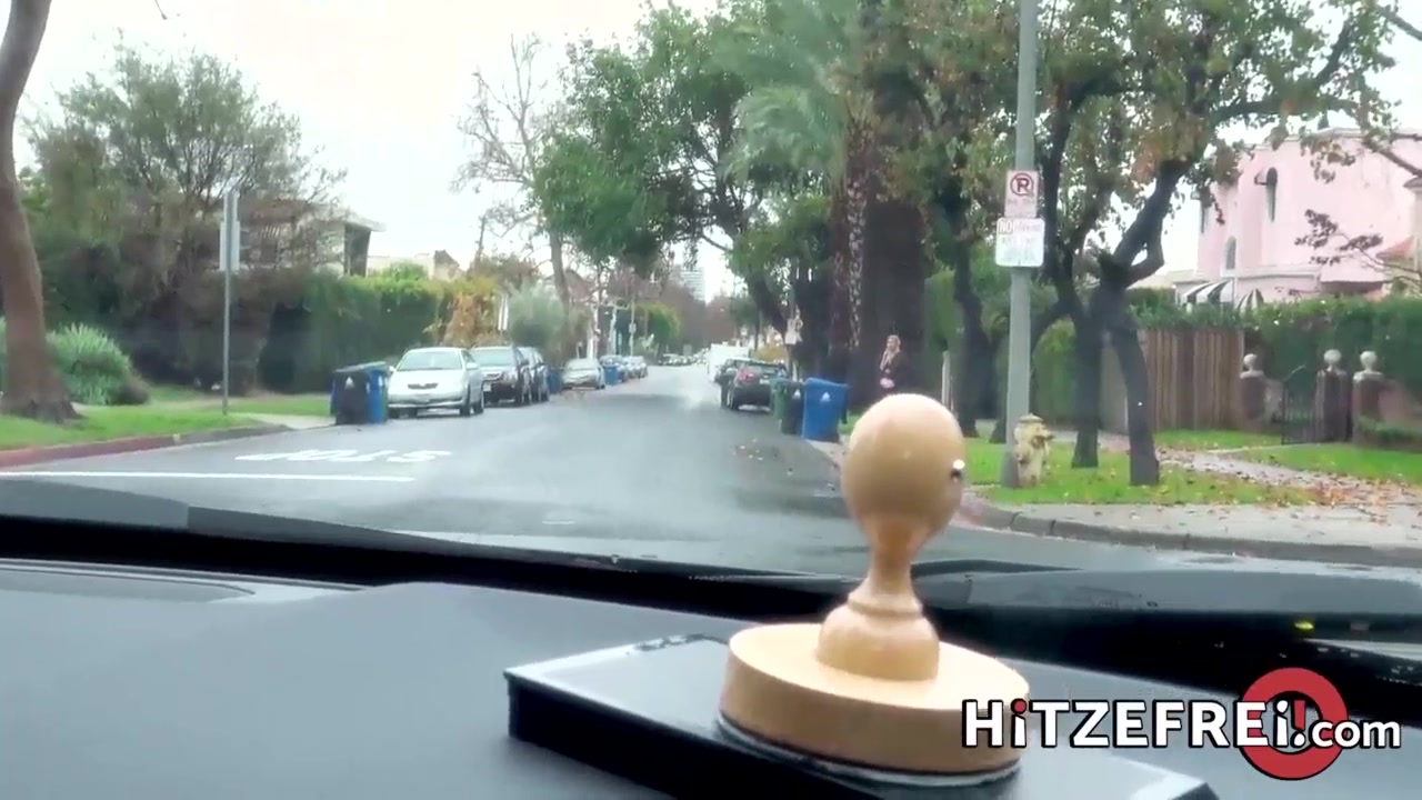 HITZEFREI Эмма подбирает вторую девушку для групповухи